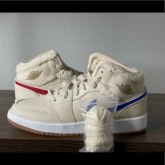 Sze 5Y/W 6.5 - Nike Air Jordan 1 Mid (GS) Fleece Pearl White DO2207-264 - Picture 1 of 6